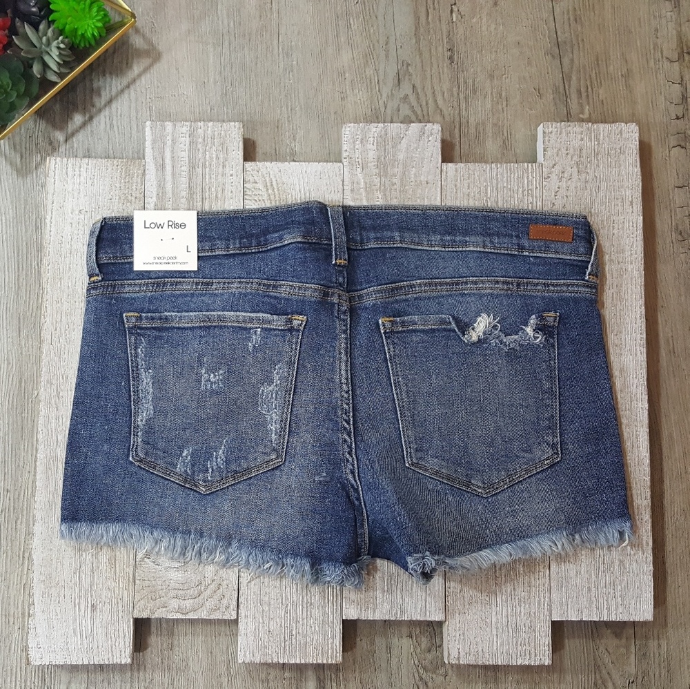 Nwt Low Rise Frayed Hem Distressed Denim Shorts - Picture 4 of 4